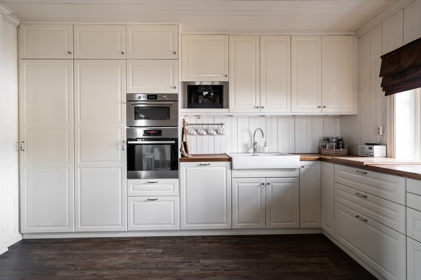 Kjøkkenet har ellers integrerte hvitevarer i form av platetopp, stekeovn, mikrobølgeovn, kjøleskap, fryser og oppvaskmaskin. Galleribilde