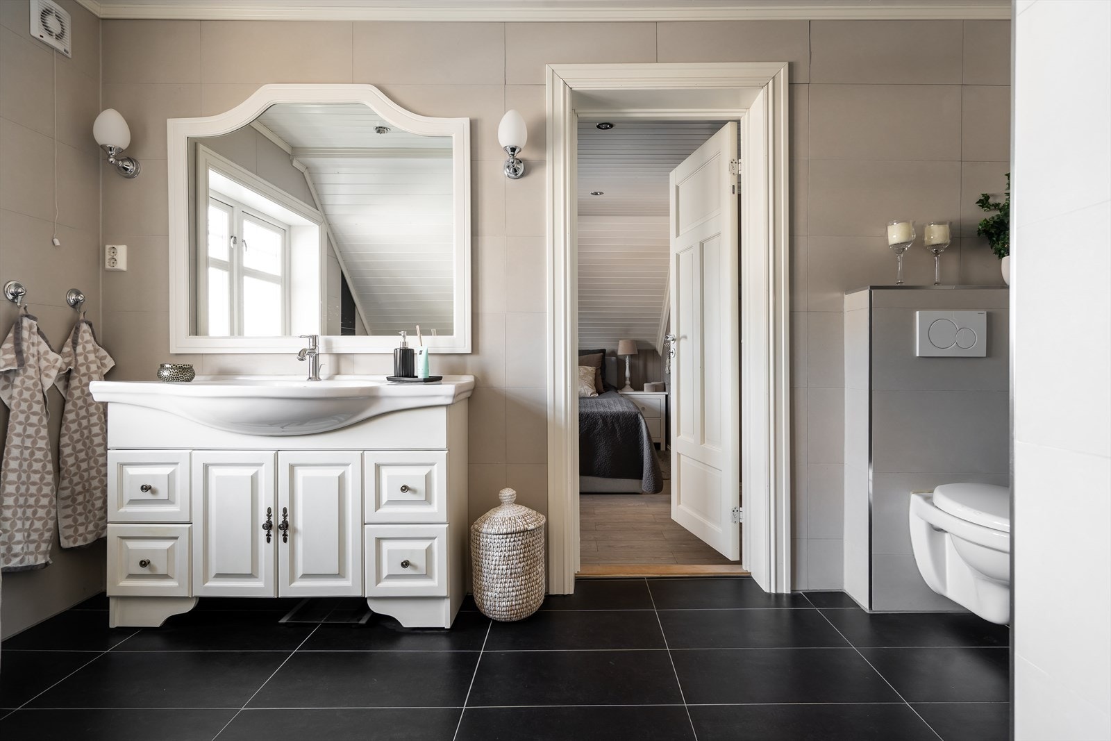 Det delikate badet ligger med adkomst både fra gangen og hovedsoverommet. Galleribilde