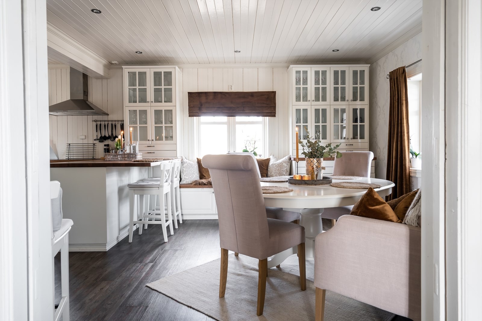 Kjøkkenet er et svært trivelig rom med downlights, gulvvarme, stor plass til spisebord og innredning i en tradisjonell stil som kler boligen godt. Galleribilde