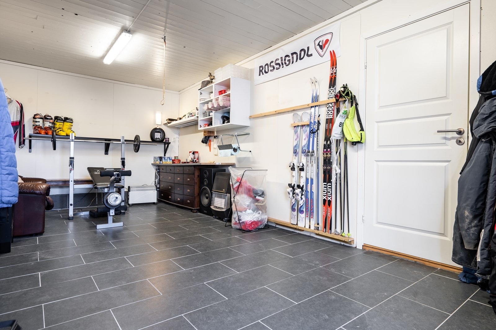 I garasjen er det issolert bod med flislagt gulv. Galleribilde