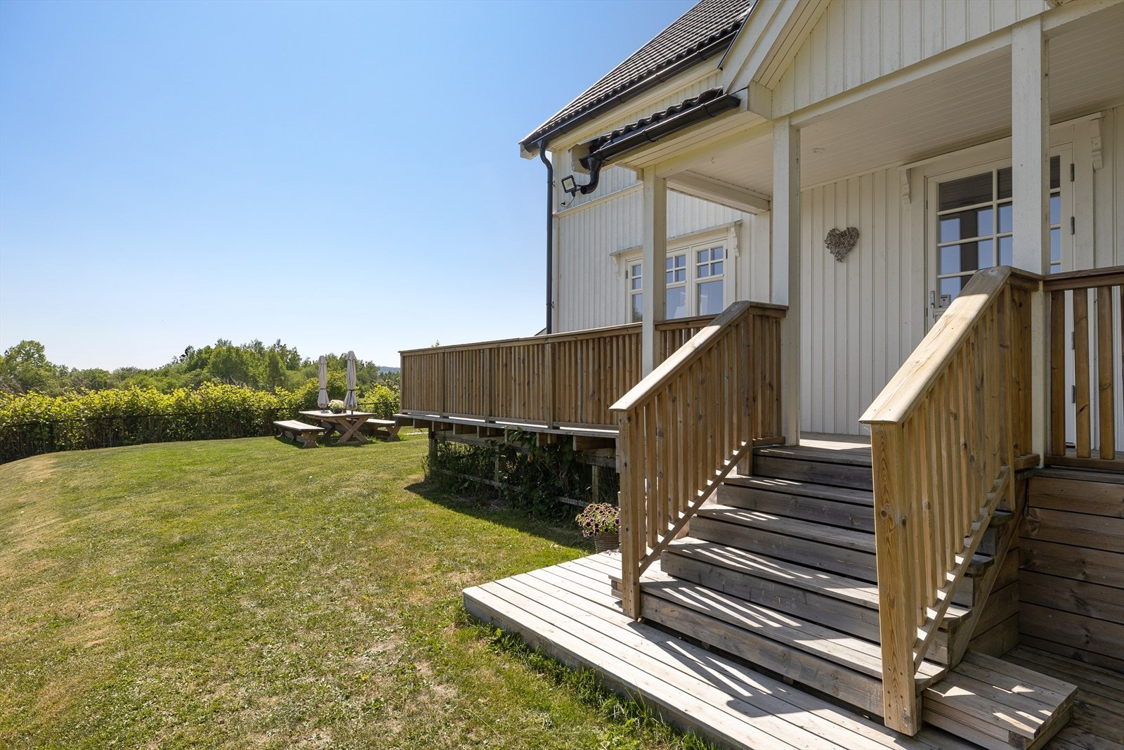 Fra stuen er det utgang til terrasse som strekkes seg rundt tre yttervegger. Det er også direkte adkomst til hagen. Galleribilde