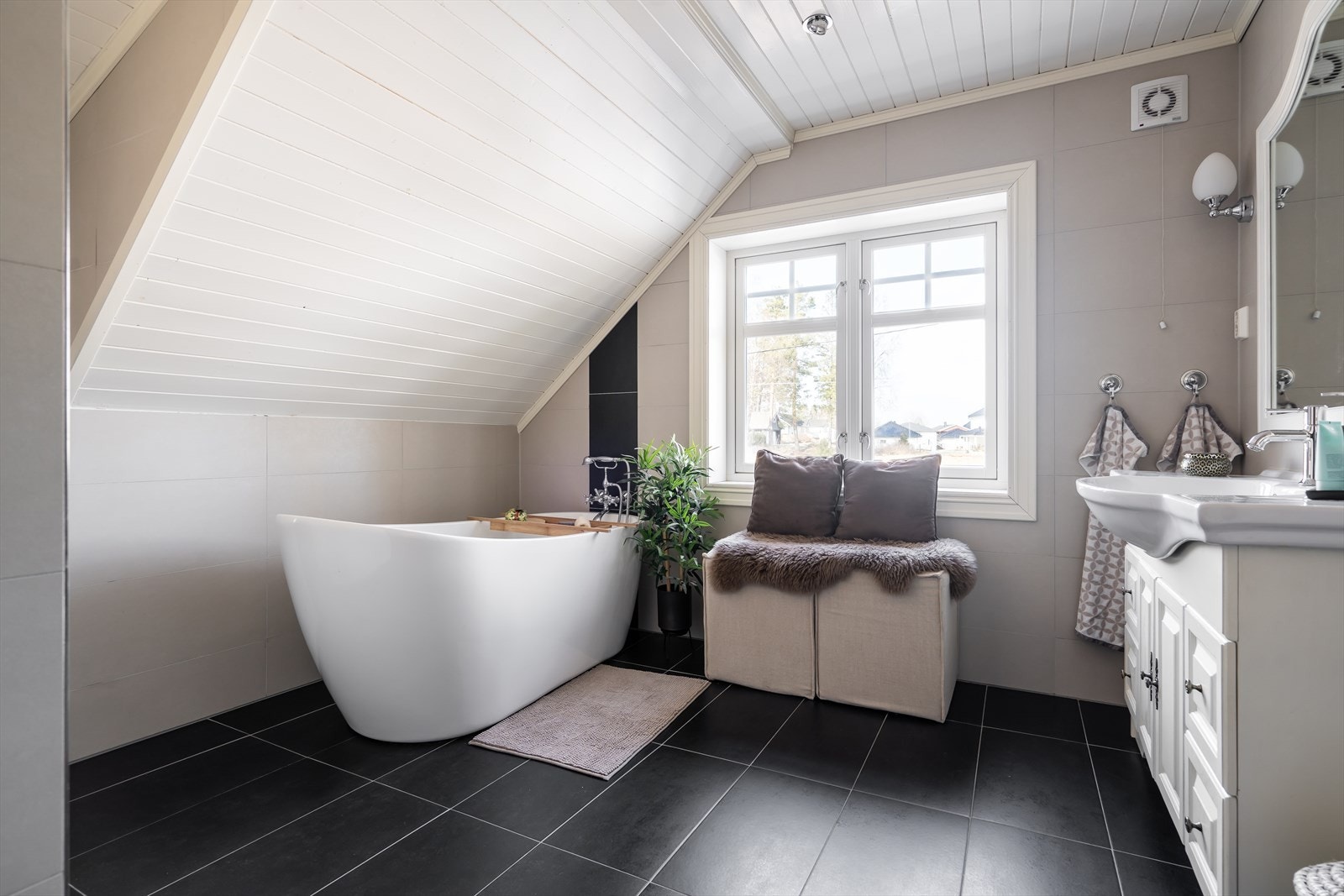 Badet er av god størrelse og har både badekar og dobbeldusj. Galleribilde