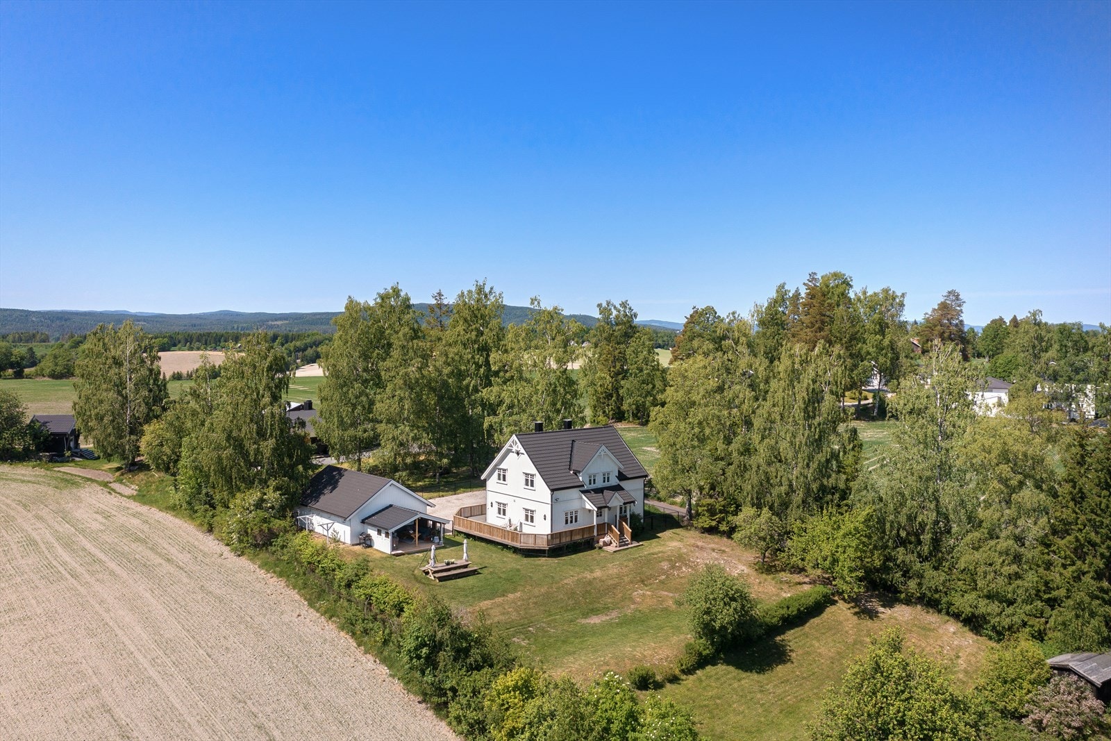 Eiendommen ligger kun en kort kjøretur fra Ask sentrum. Galleribilde