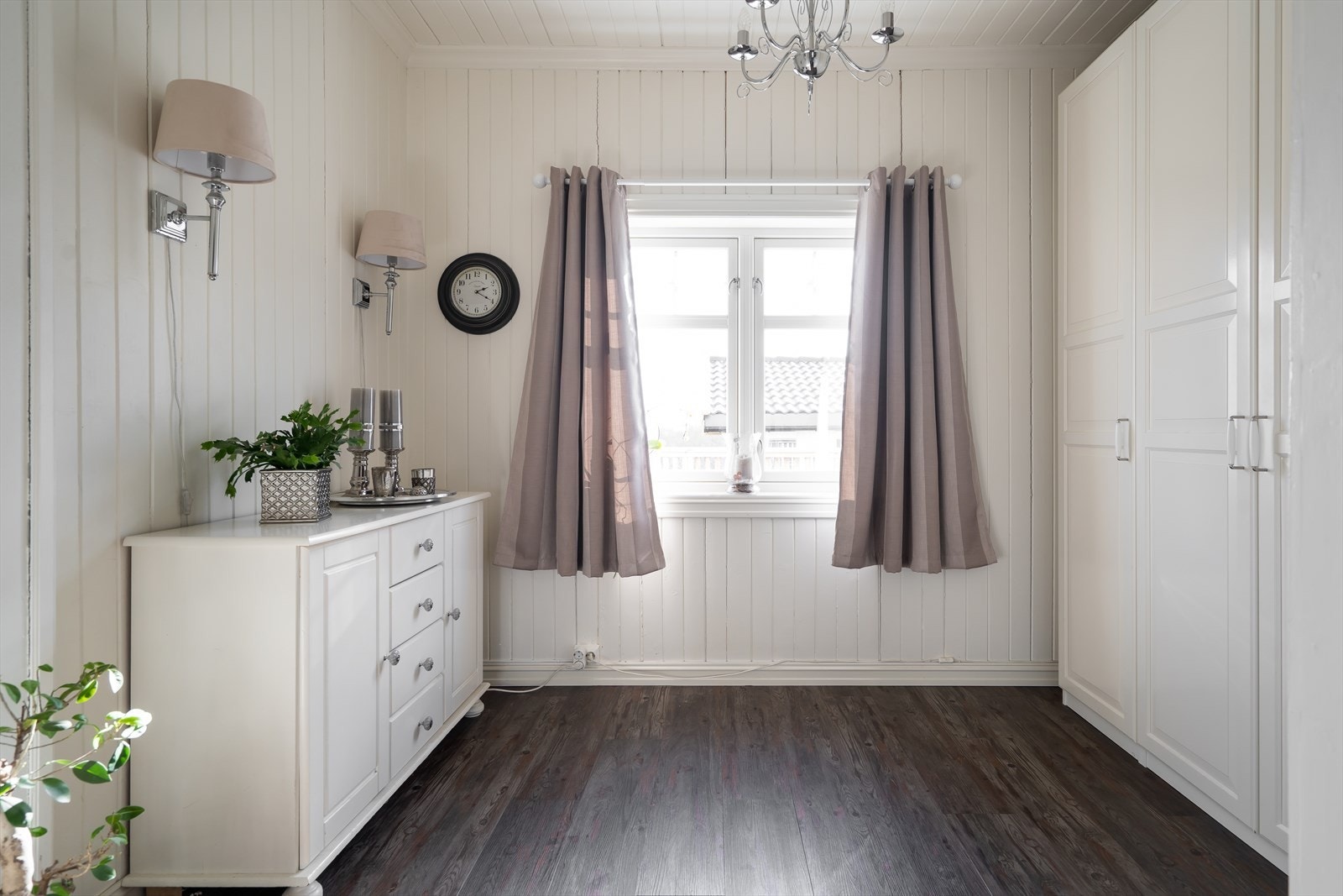 Gangen har en egen garderobesone med god oppbevaringsplass i store, hvite garderobeskap. Dette rommet kan også adskiles med lettvegg og dør. Galleribilde