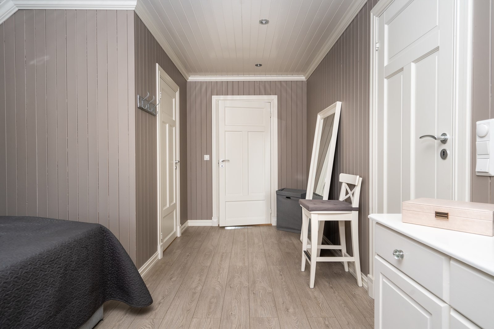 Det romslige hovedsoverommet har både tilknyttet garderobe og ligger i suiteløsning med badet. Galleribilde