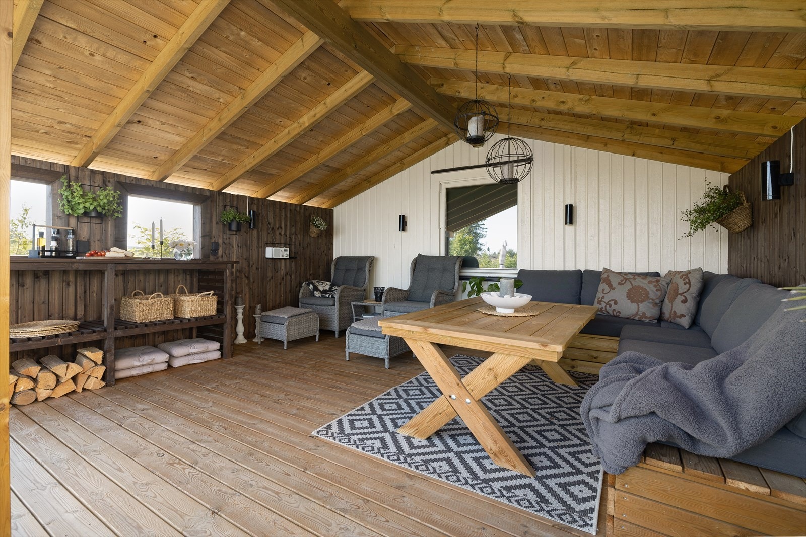 Uteplassen har skråhimlinger, vegger med vinduer på tre sider og åpning med en liten trapp ned til hagen i front. Galleribilde