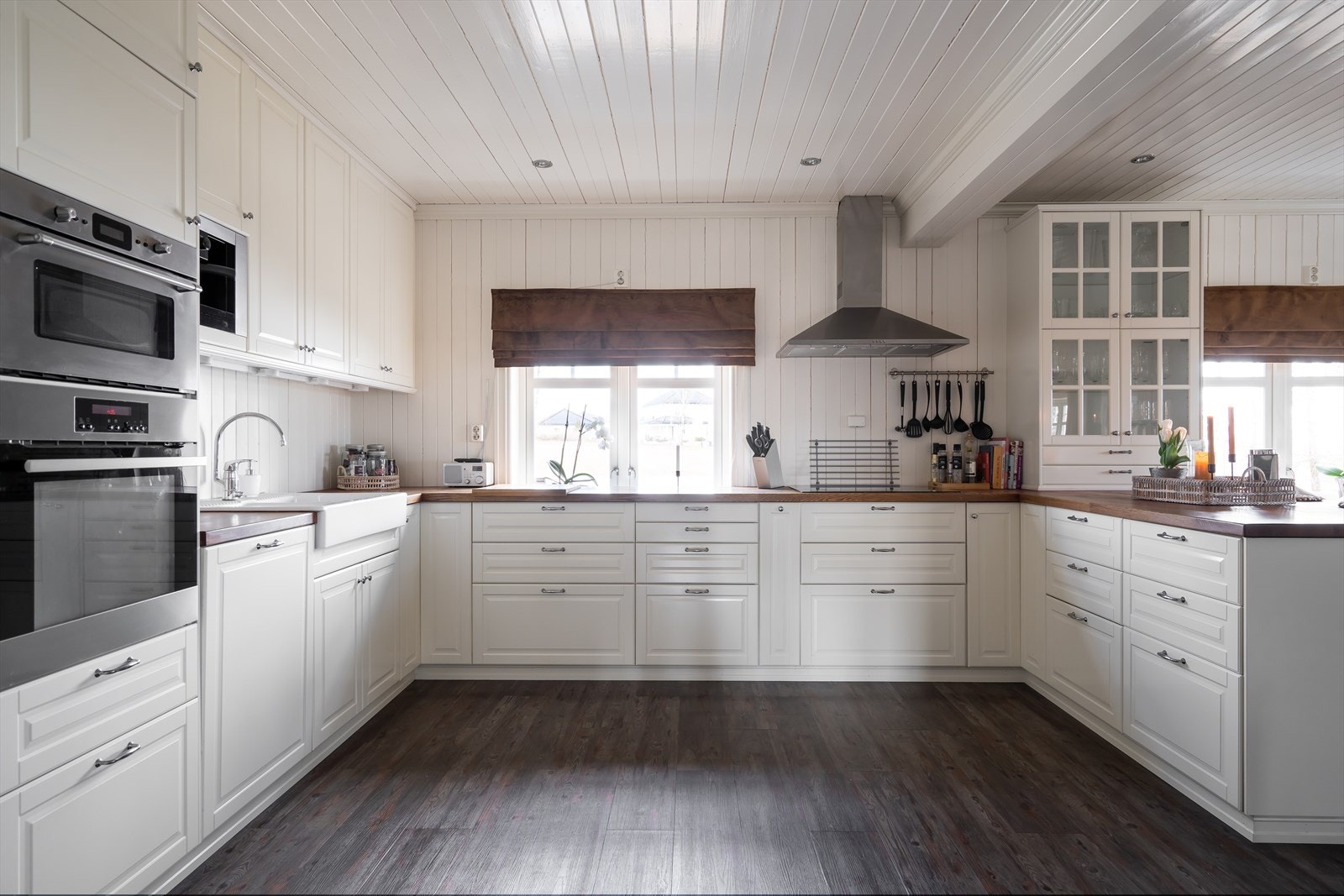 Videre er det vitrineskap, benkeplate i heltre, oppvaskkum i porselen og romslig barløsning. Galleribilde