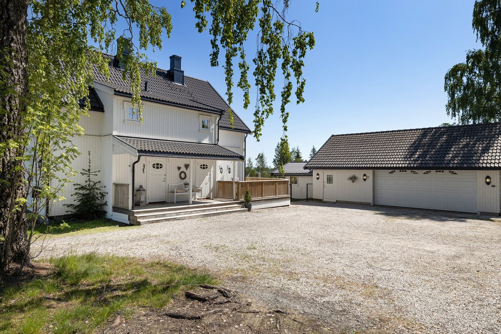 Praktfull eiendom med hovedhus, stor garasje med issolert bod og tomt på over 2,3 mål. Galleribilde