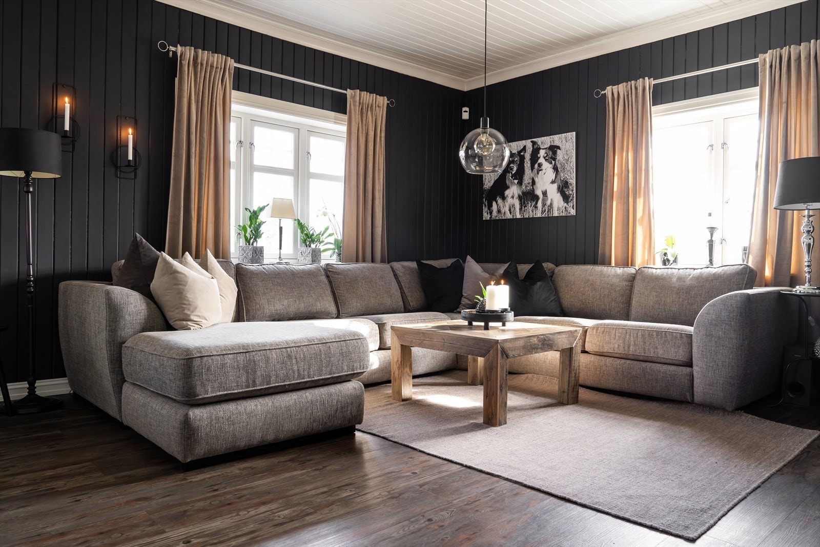 Vinduer på to sider av rommet slipper inn rikelig med naturlig lys og det er også utgang til en stor, solrik terrasse. Galleribilde