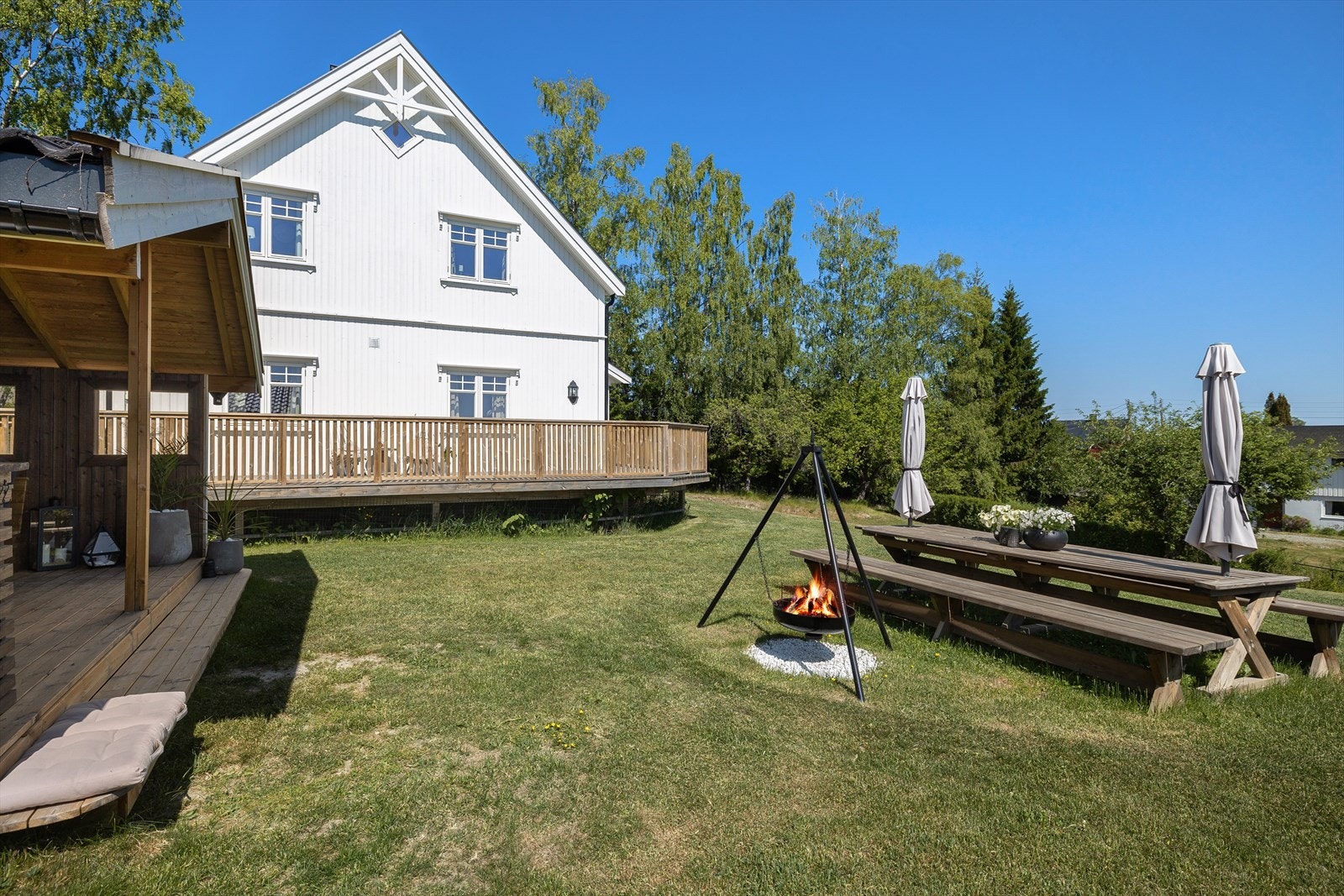 I enden av garasjen er det etablert en koselig overbygd uteplass. Galleribilde