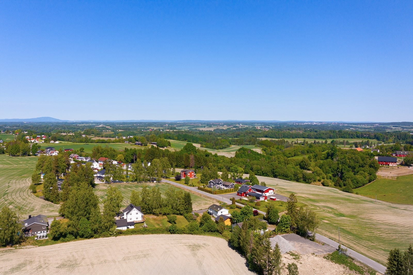 Her kan du bo i landlige omgivelser men samtidig kort vei unna butikker, og kollektiv. Galleribilde