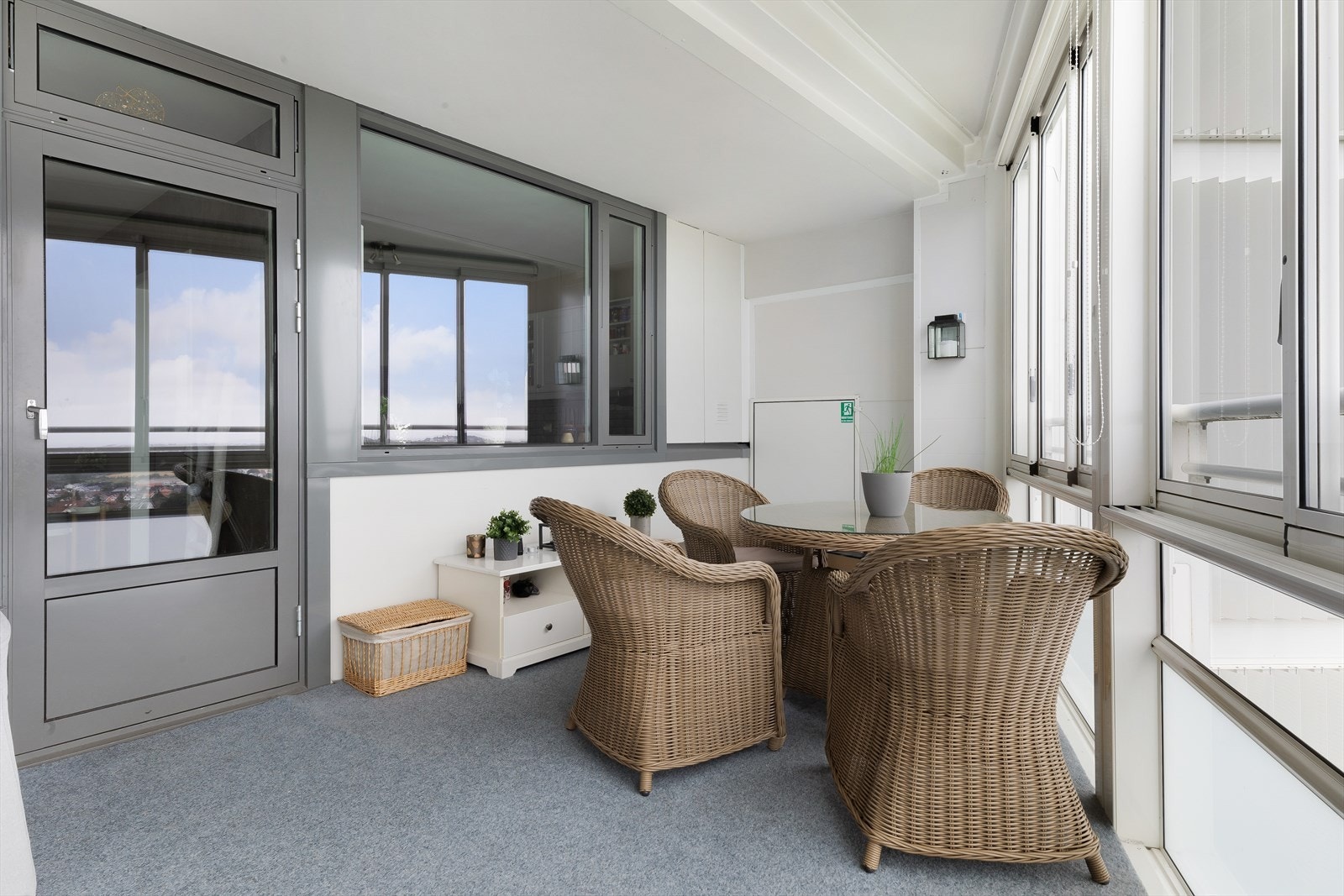 Det er plass til sittegruppe eller sofakrok, og mulighetene er mange. Galleribilde