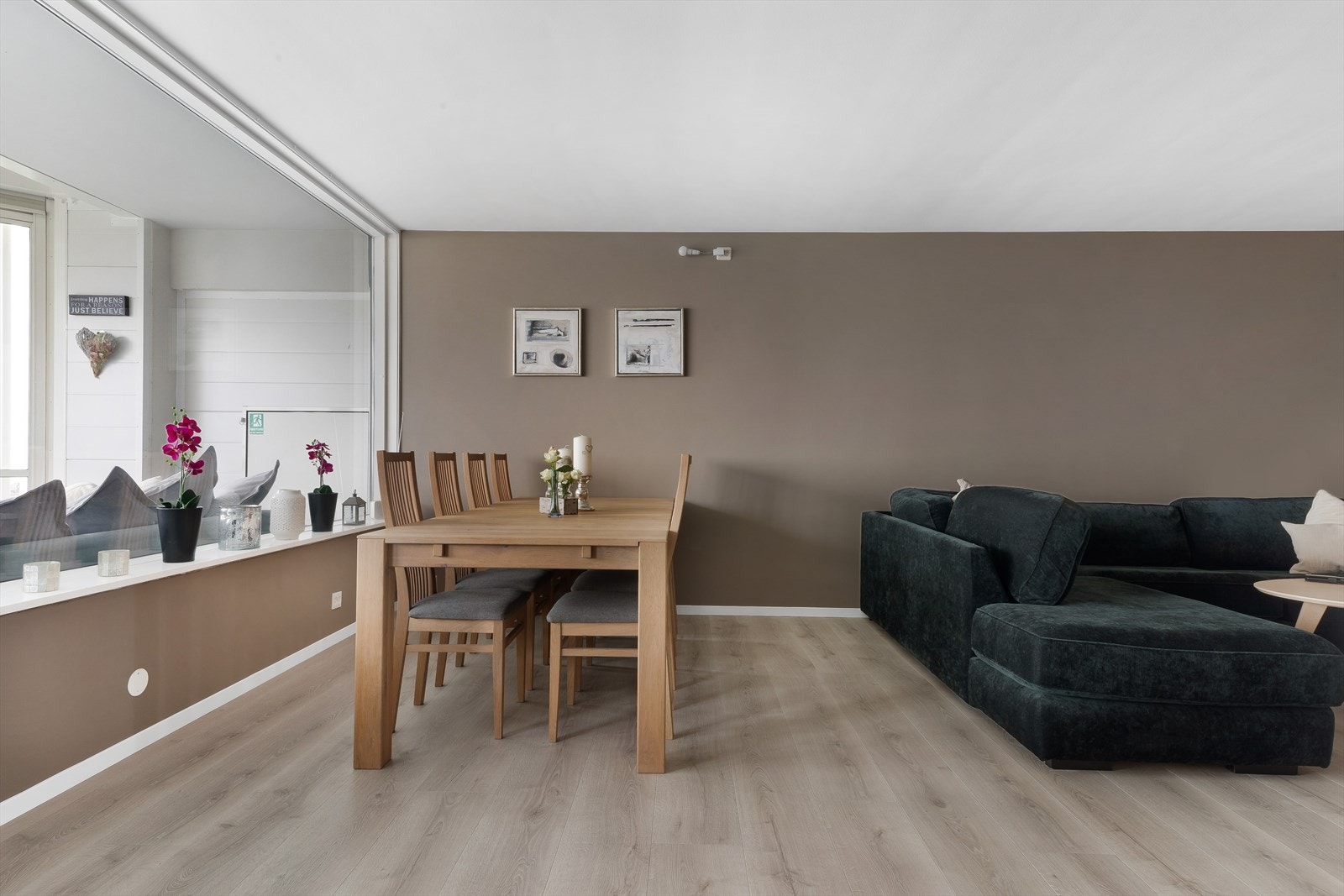 De gode og store vindusflatene byr på mye naturlig lysinnslipp. Galleribilde