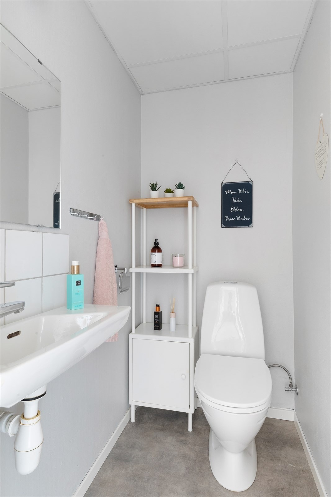 Toalettrommet er oppgradet i 2021, og inneholder toalett og servant. Galleribilde