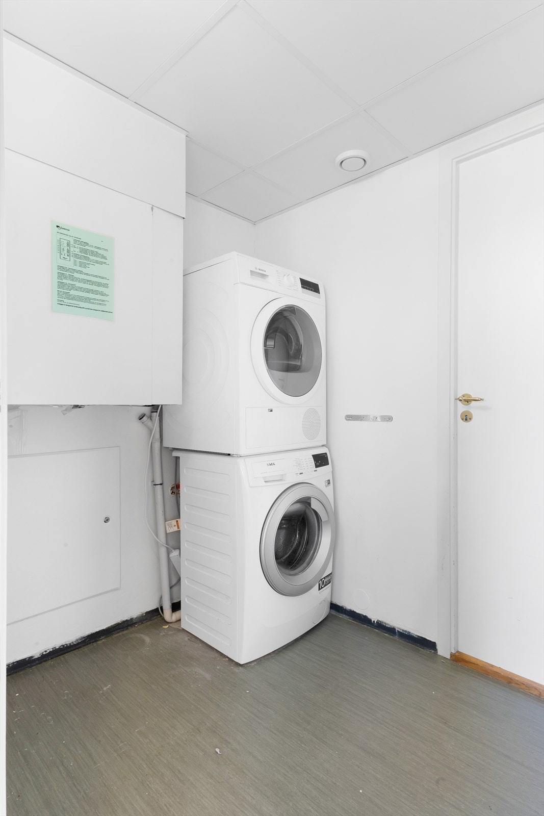 Leiligheten har eget vaskerom, noe som er plassbesparende og gir muligheter til øvrig lagringsplass. Det er nedsenket himling med varme. Galleribilde
