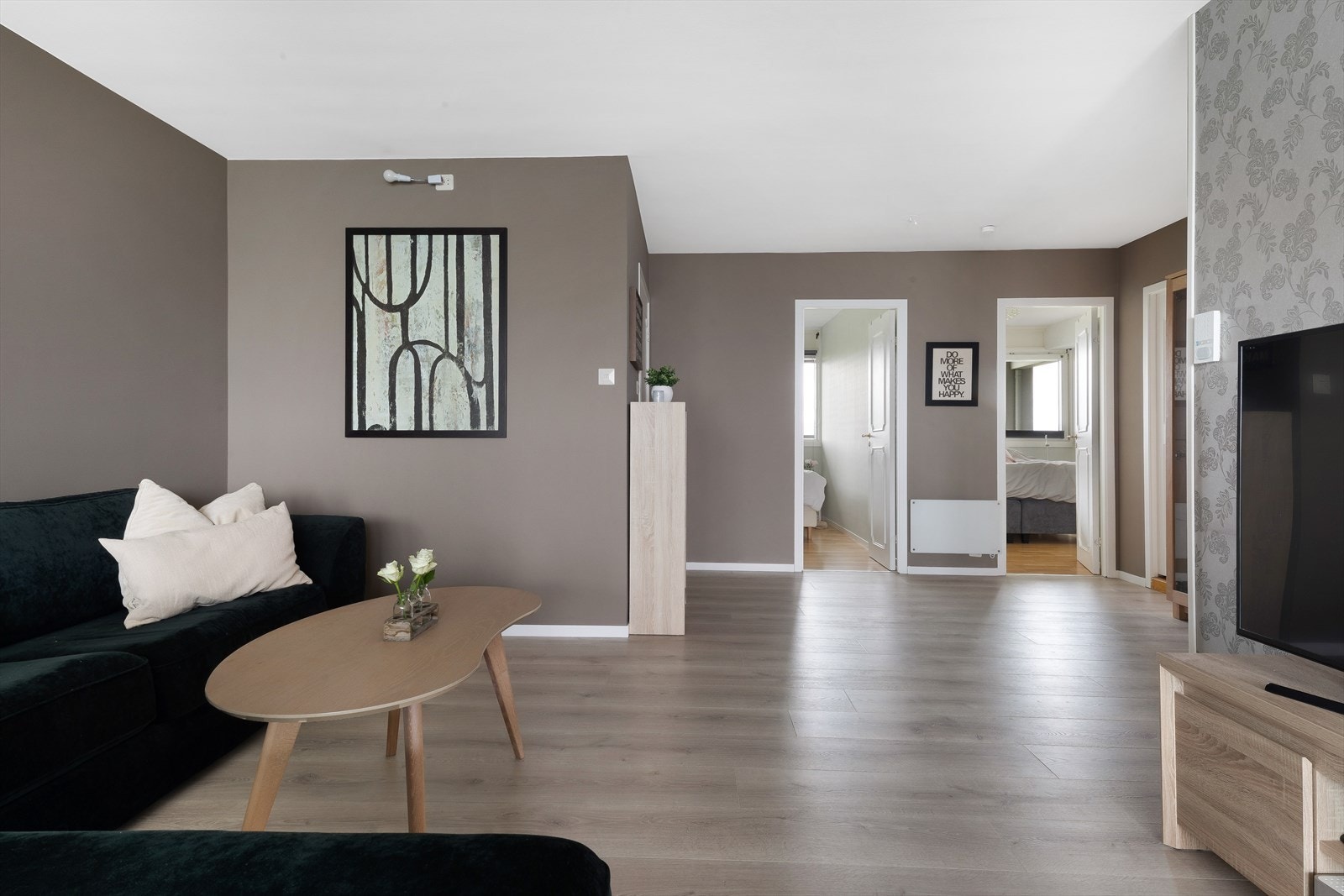 Leiligheten har en moderne og tidløs fargepalett, noe som er gjennomgående i store deler av boligen. Galleribilde