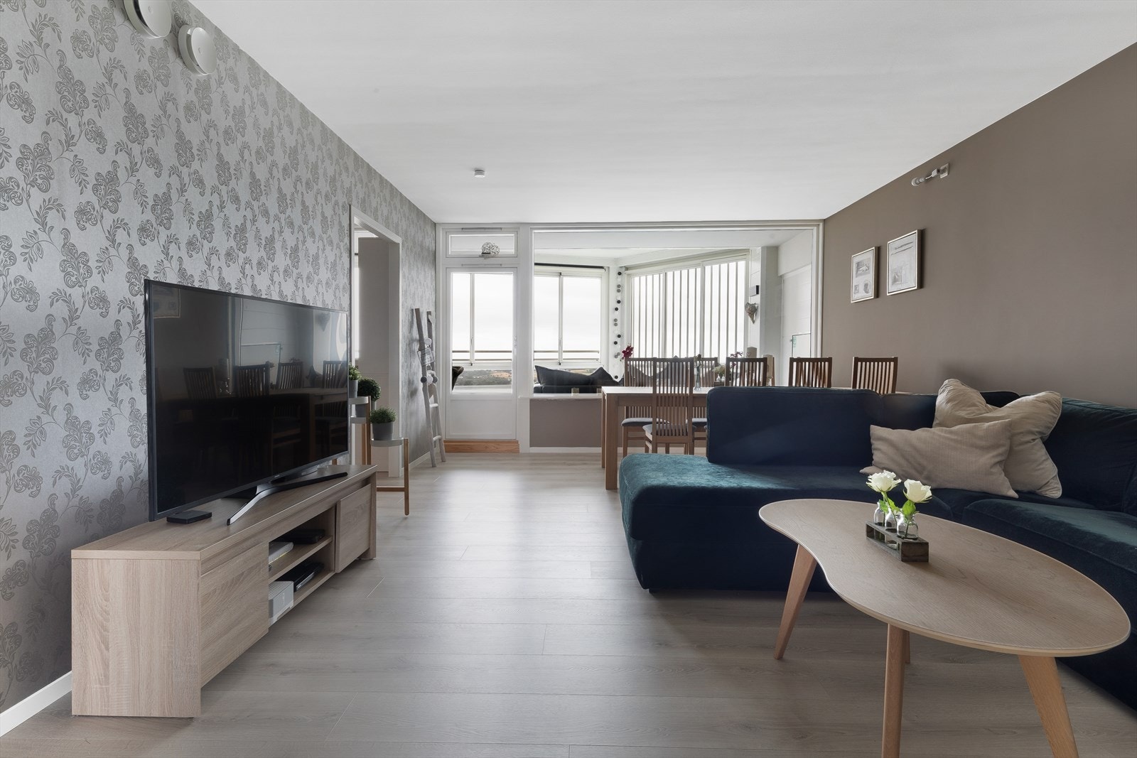 Boligen byr på flere sosiale soner i stuen, hvor det er plass til både sofagruppe og spisegruppe. Galleribilde