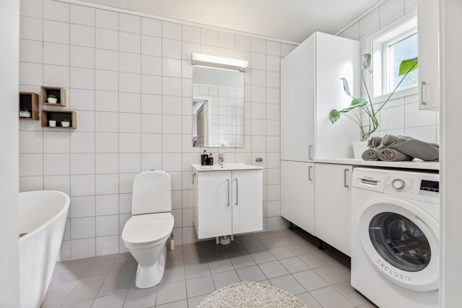 Med flere i husstanden er det svært praktisk med to bad. Bad/Vaskerommet i første etasje er pent innredet med nytt badekar med armatur fra i år. Galleribilde