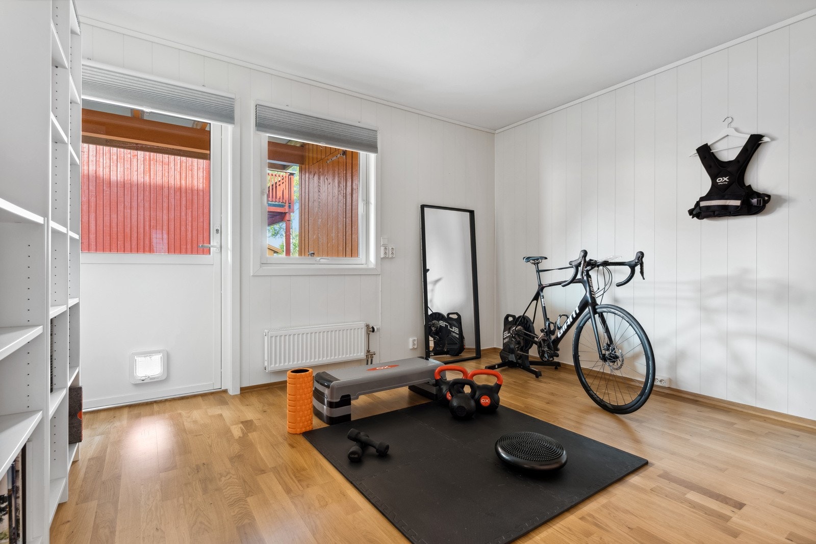 Det andre soverommet er i dag innredet som treningsrom, med utgang til markterrassen. Galleribilde