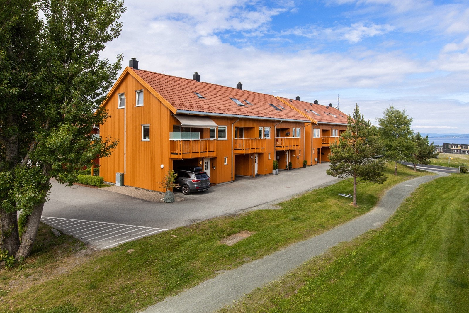 Proaktiv Eiendomsmegling ved Lisbeth Kristengård har gleden av å presentere et velholdt og meget tiltalende rekkehus fra 2007, på svært attraktive Angelltrøa/Høiset. Galleribilde