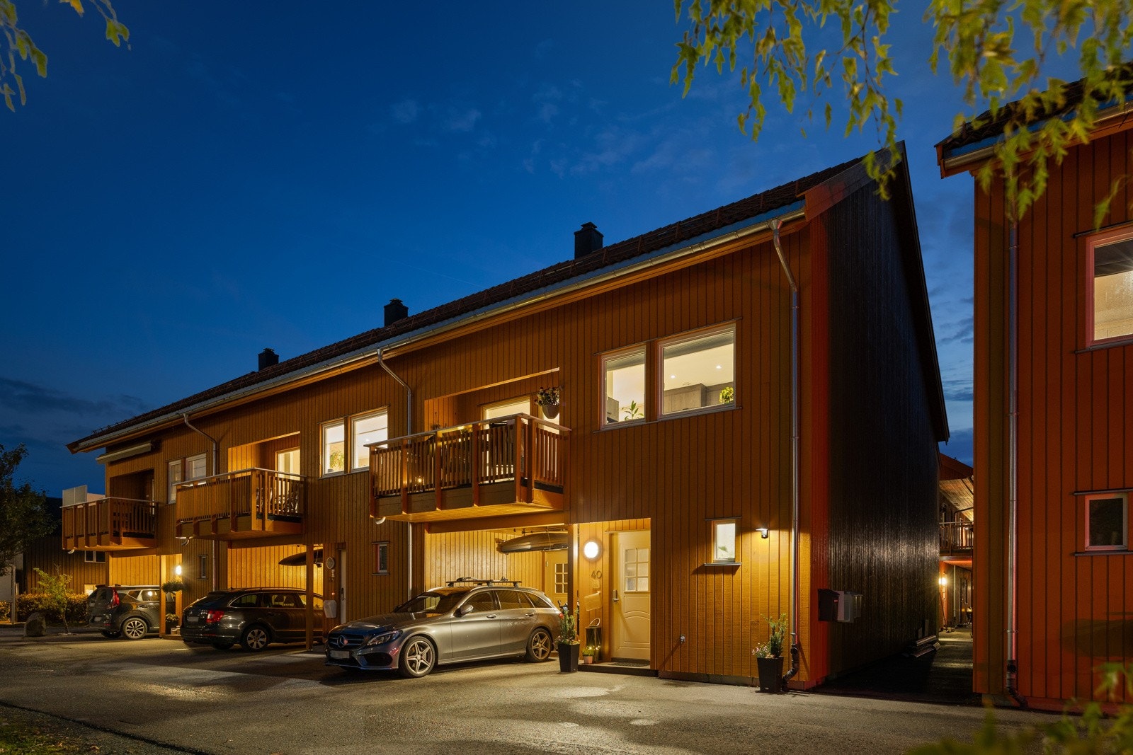 Enderekkehuset har parkering i egen carport med el-bil lader og det er også mulighet for å parkere en bil forran inngangspartiet. Galleribilde