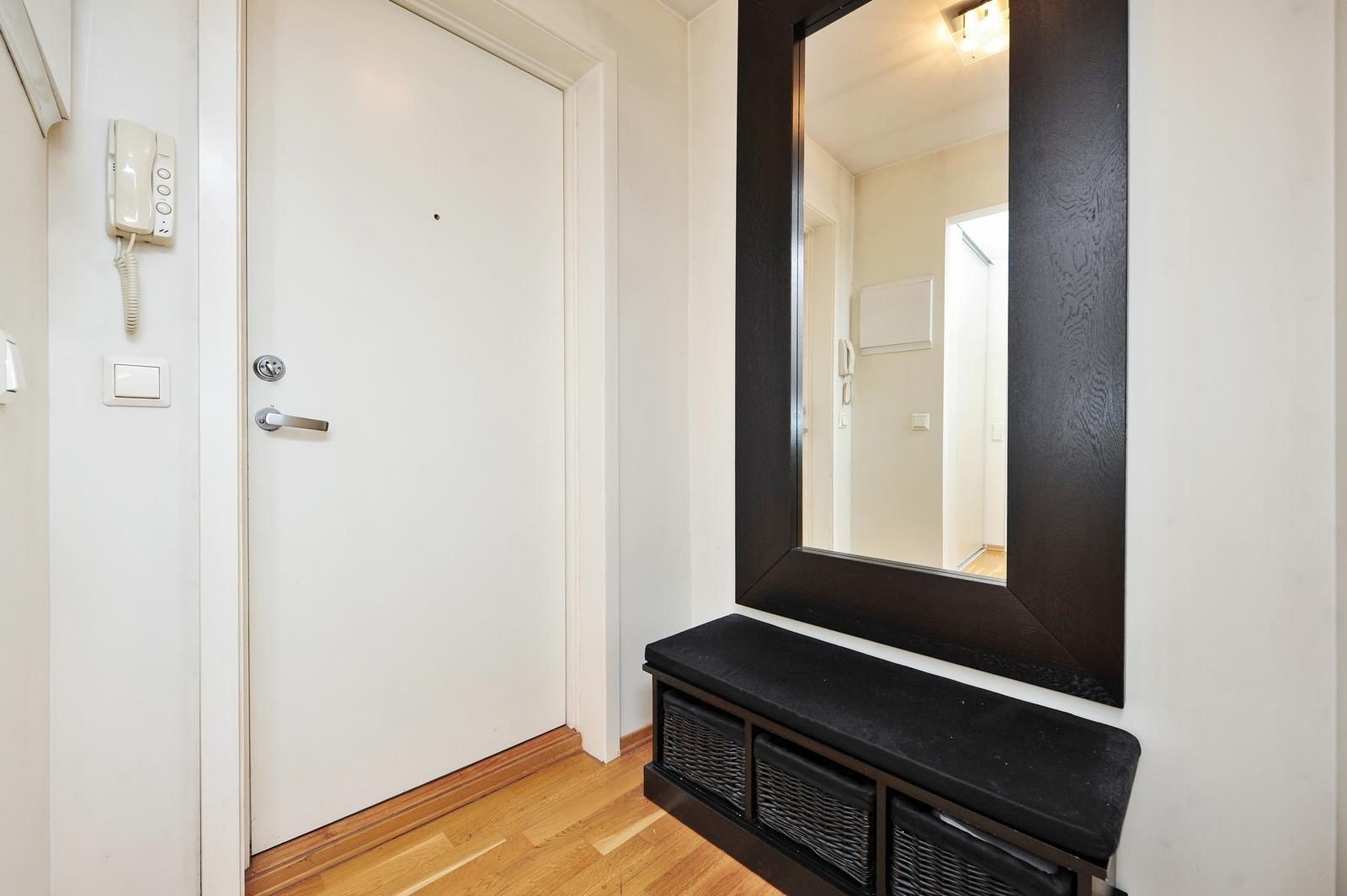 Entre med speil, sittebenk med oppbevaringsplass og stor skyvedørsgarderobe. Galleribilde