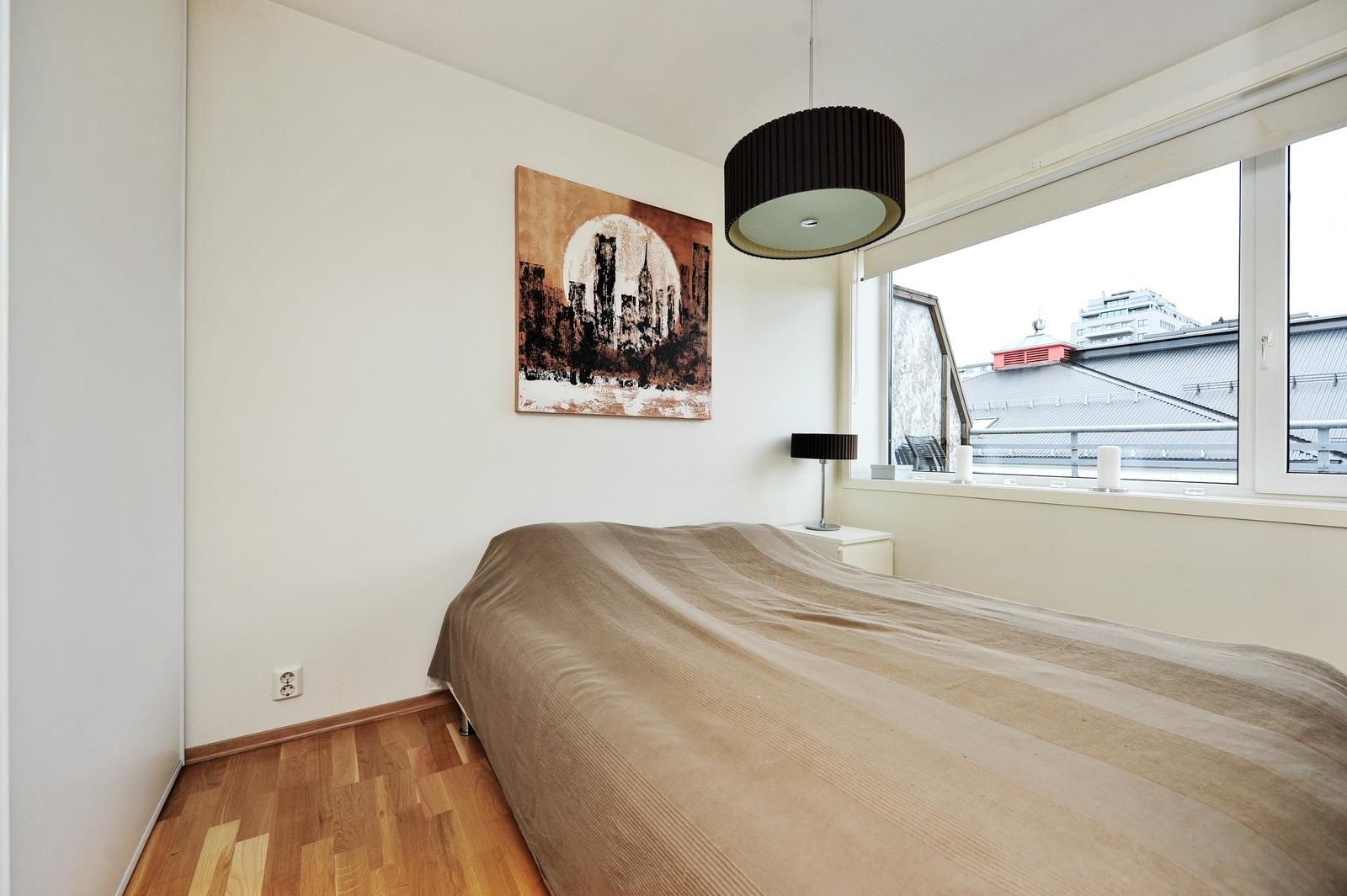 Soverom med stor skyvedørsgarderobe. To innganger slik at sengen kan plasseres i midten av rommet. Galleribilde