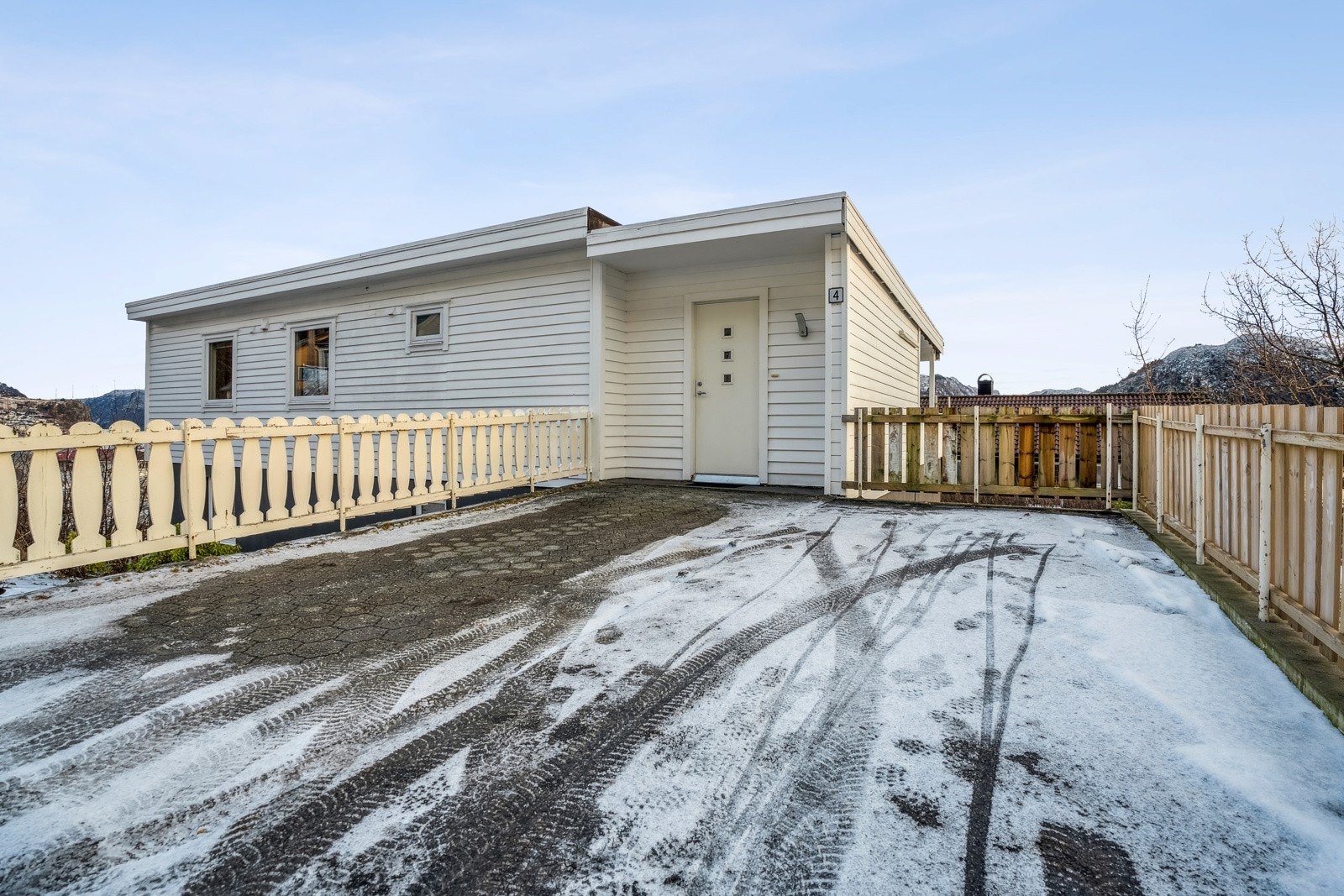 Biloppstillingsplass til 2 biler ved inngang til boligen Galleribilde