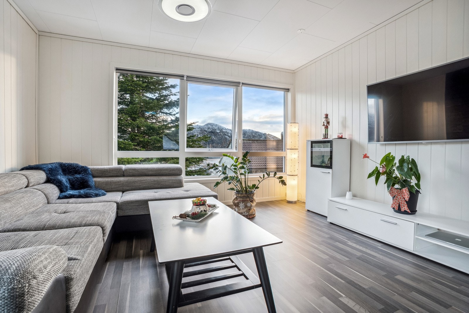 Nyere overflater på vegger og gulv i stuen Galleribilde