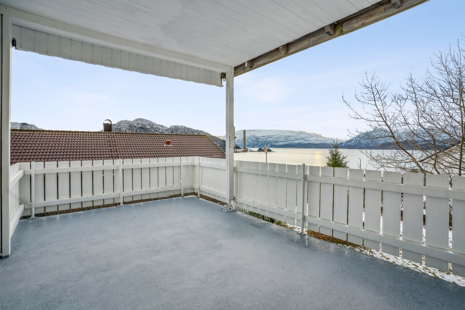 Det er utgang til overbygget terrasse fra inngangspartiet Galleribilde