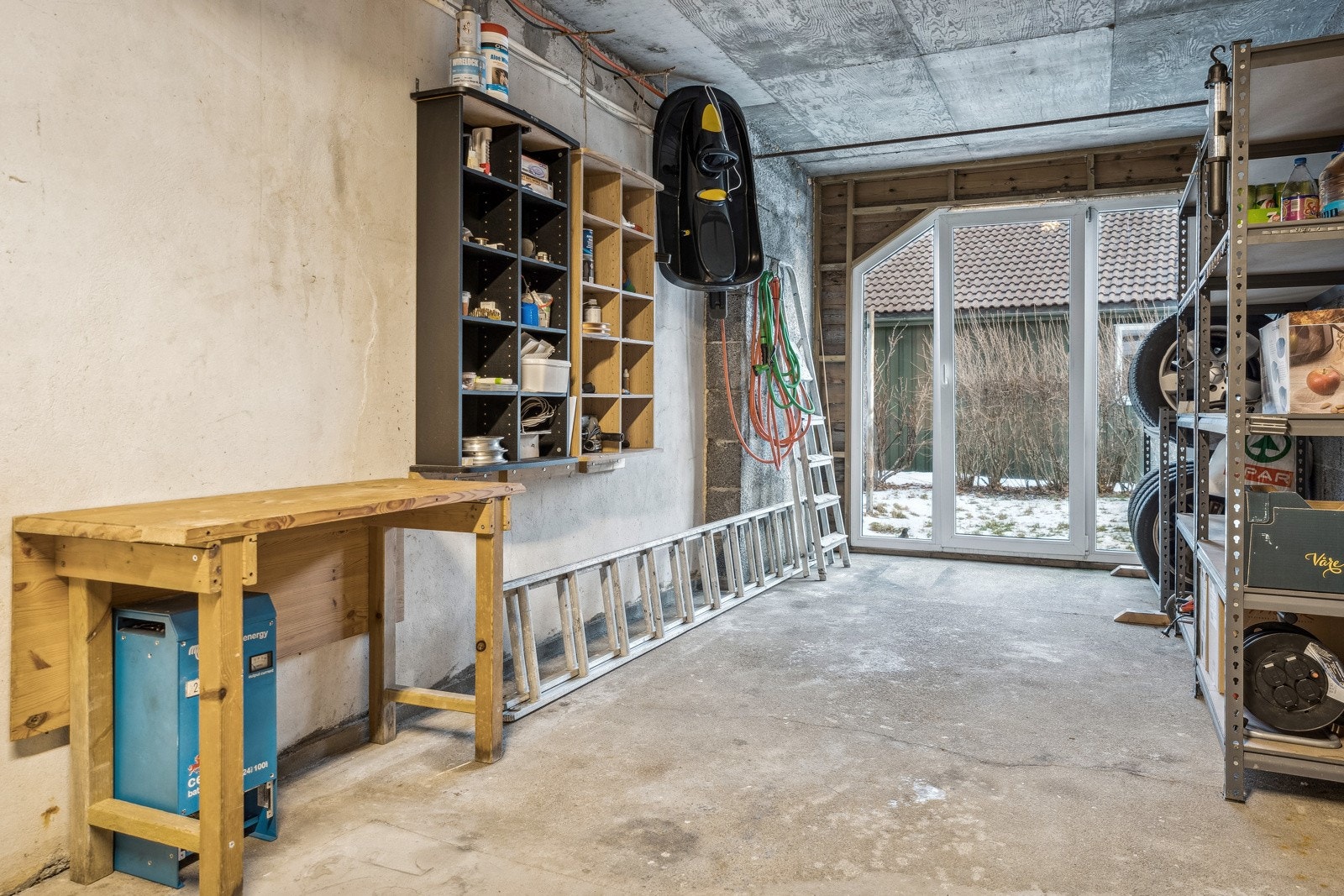 Kjeller med utgang til hage Galleribilde