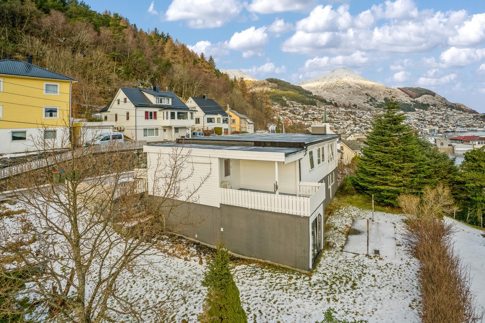 Enebolig over to plan oppgardert med nye vinduer, inngangsdør, nytt baderom og noe nye overflater Galleribilde