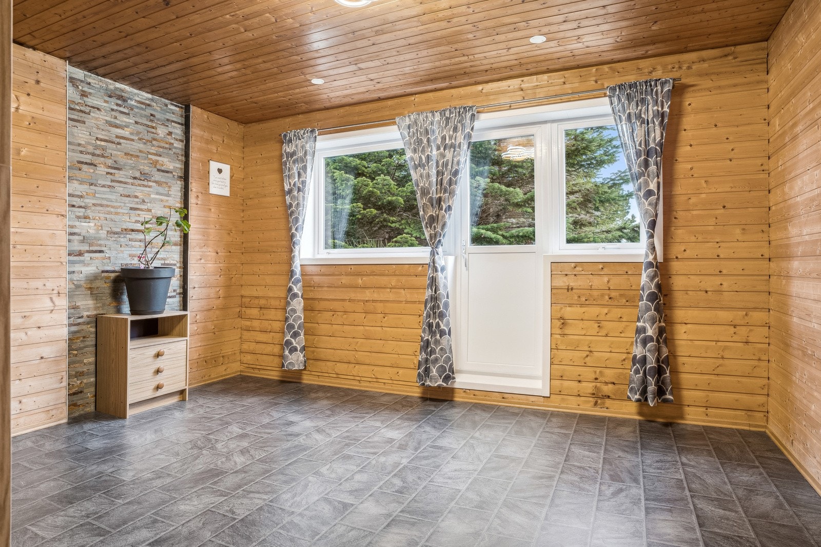 Kjellerstue med utgang til hage Galleribilde