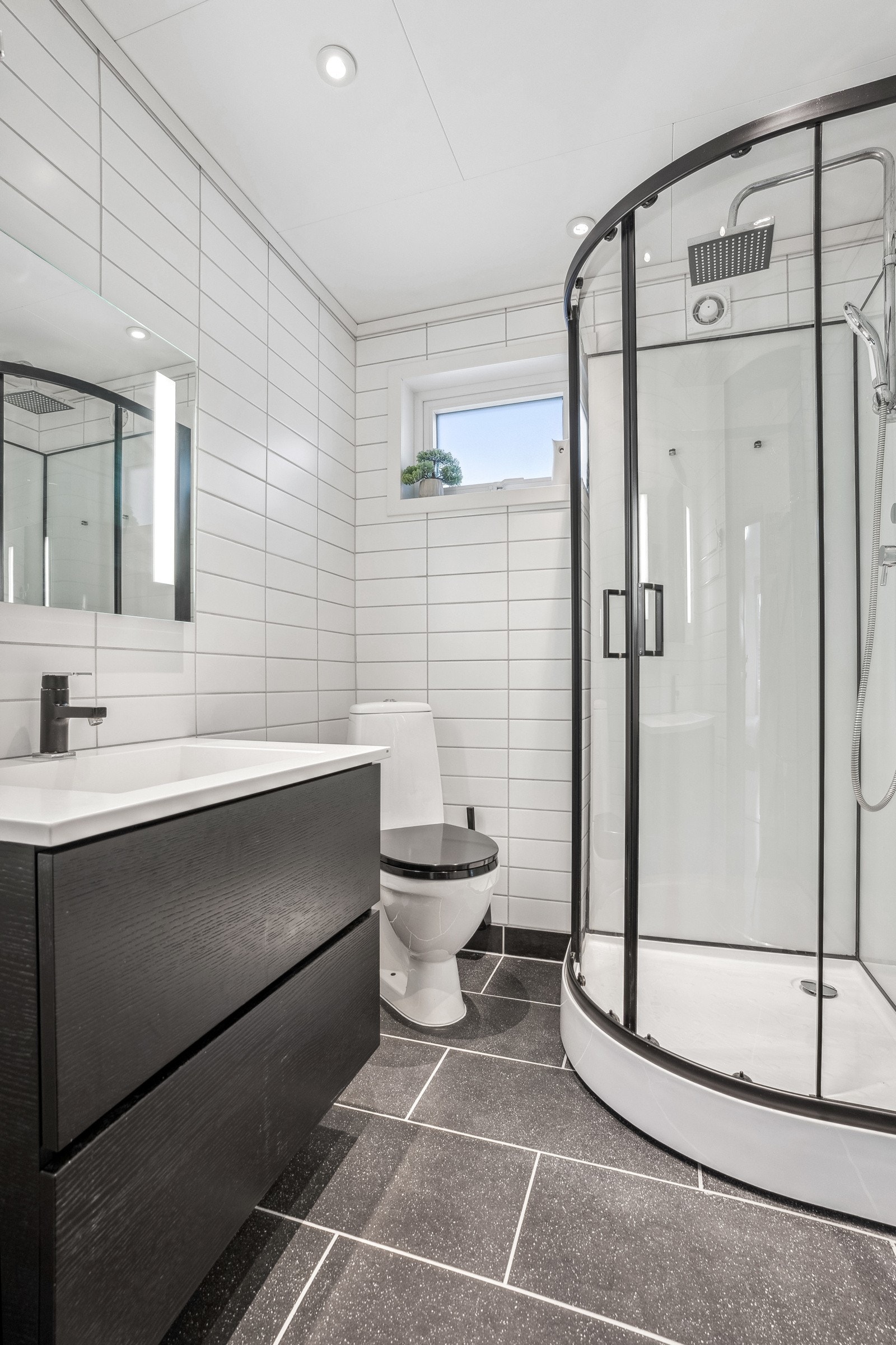 Bad 1 etasje er pussett opp av nåværende eier i 2014 Galleribilde