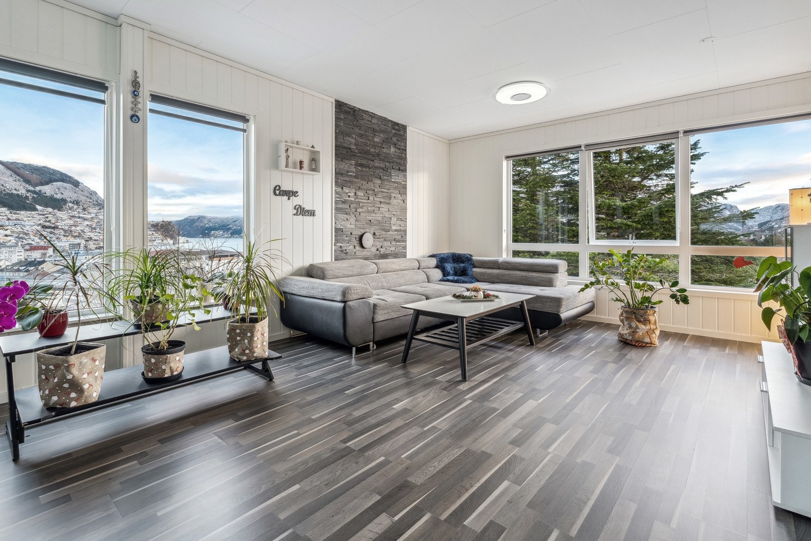 Innbydende stue med store vindusflater som slipper inn godt med naturlig lys Galleribilde