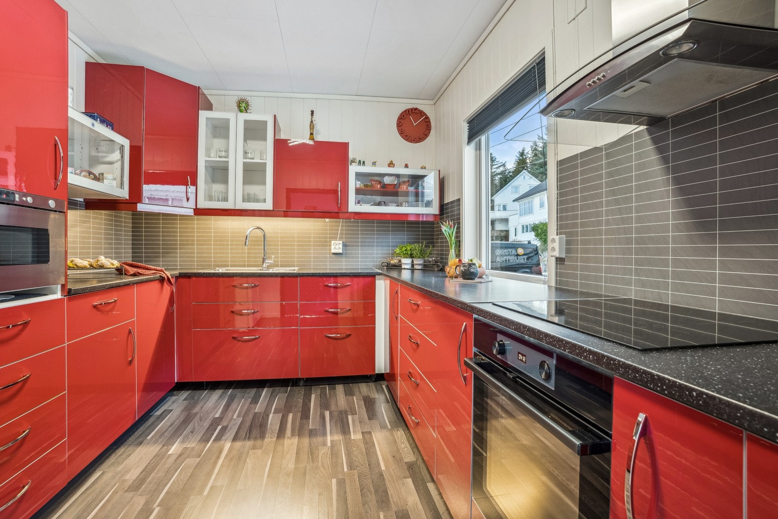 Separat kjøkken med mye skap og benkeplass Galleribilde