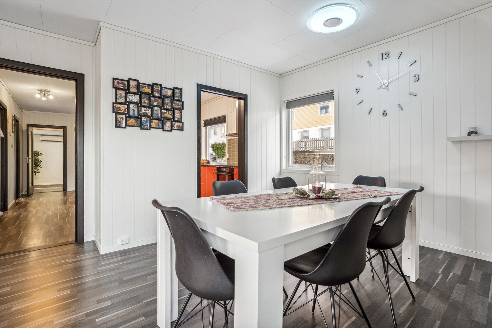 Spisestuen ligger i naturlig tilknytning til kjøkkenet Galleribilde