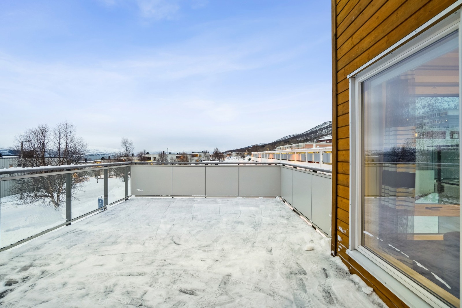 Stor veranda med svært gode sol-/utsiktsforhold Galleribilde