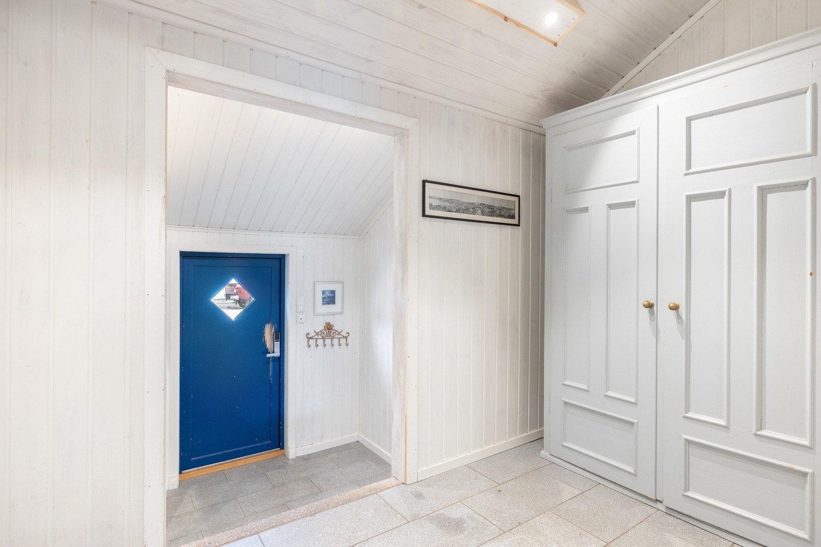 Gang med skap for oppbevaring av yttertøy Galleribilde