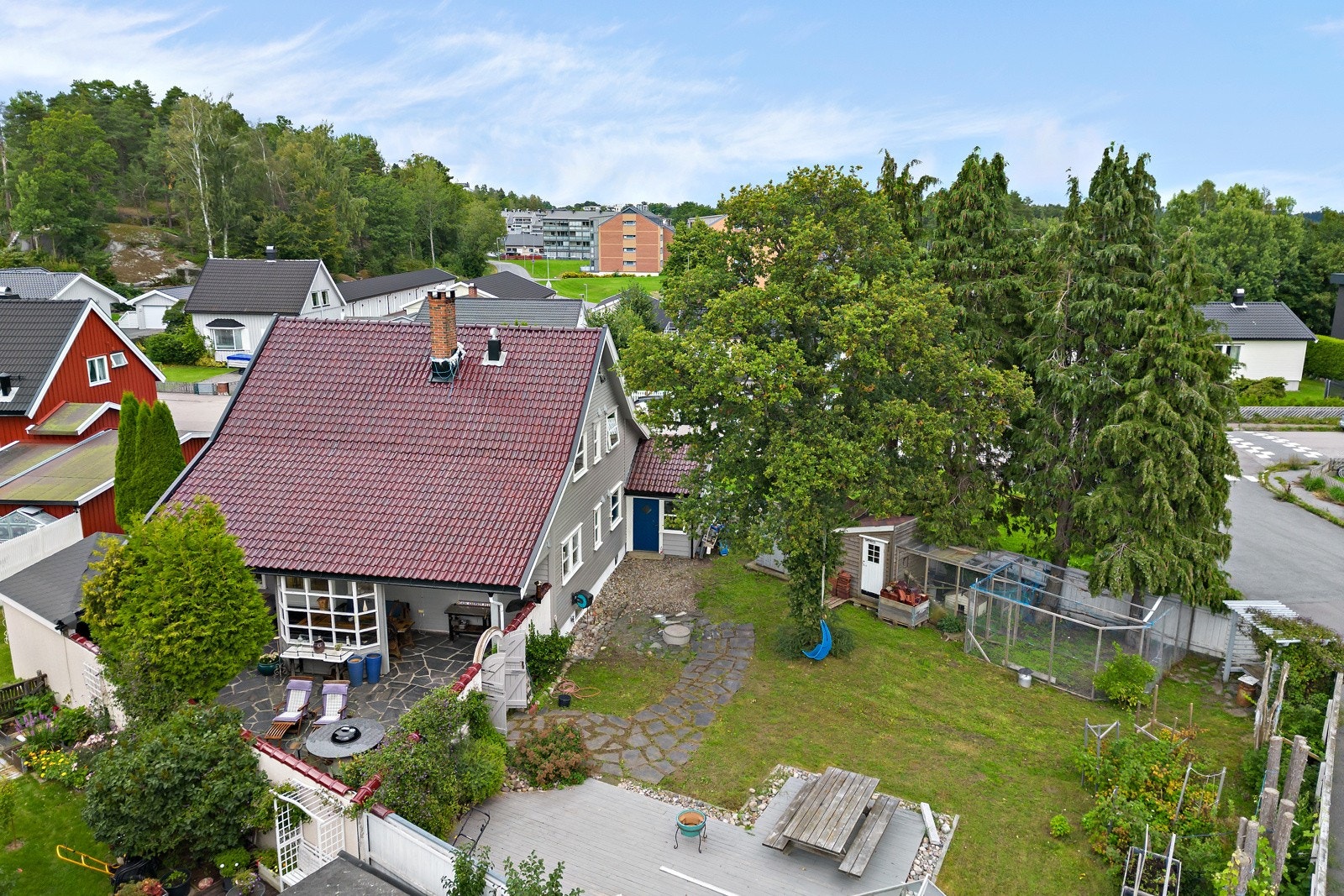 På baksiden av huset er det en fin hage med flere uteplasser Galleribilde
