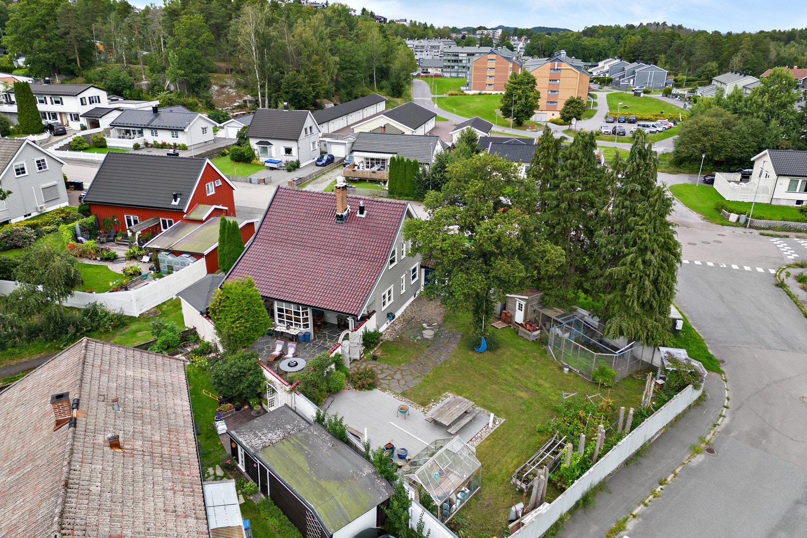 Enebolig med god beliggenhet, innholdsrik hage med plen og flere koselige uteplasser Galleribilde