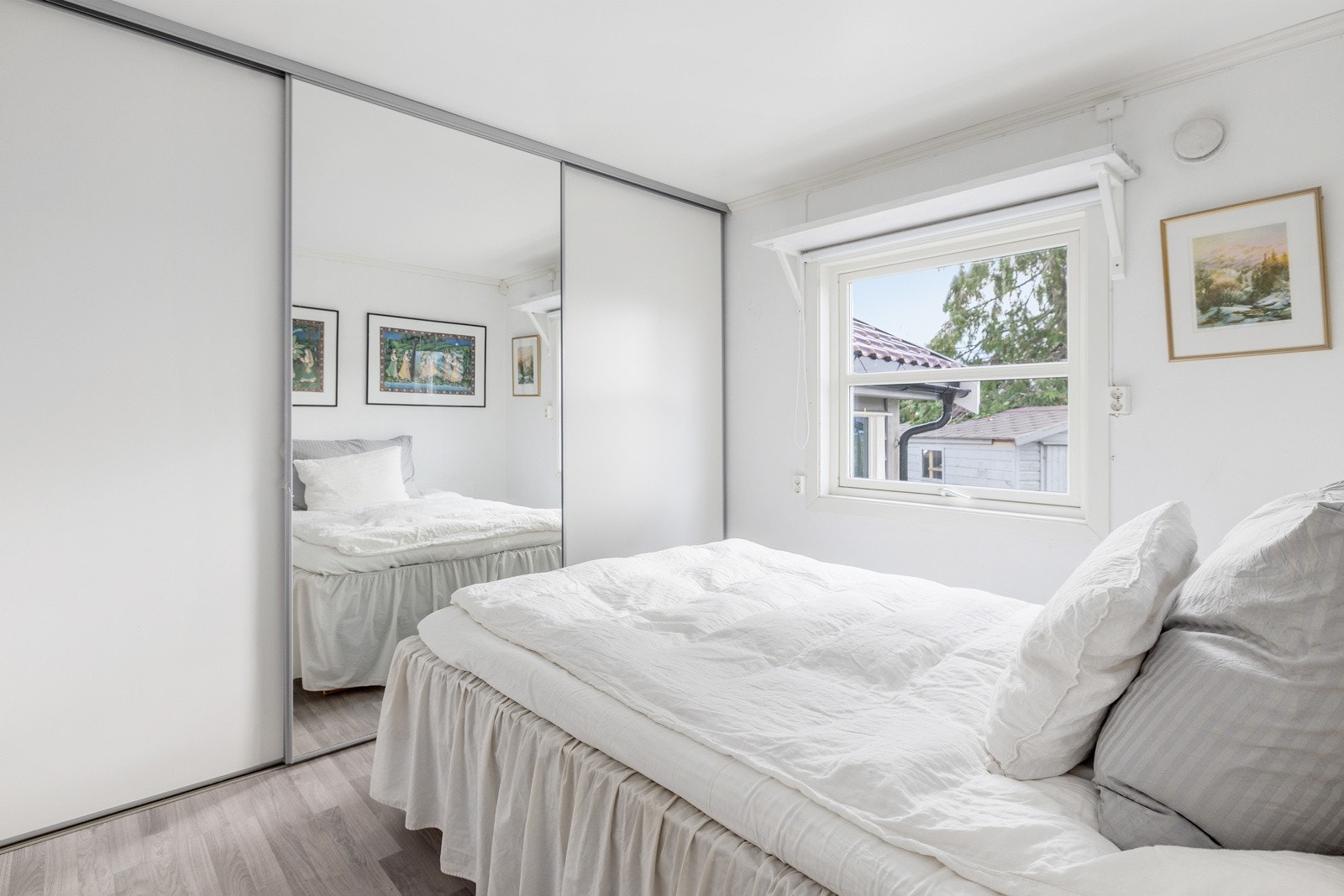 Soverom 2 med skyvedørsgarderobe Galleribilde