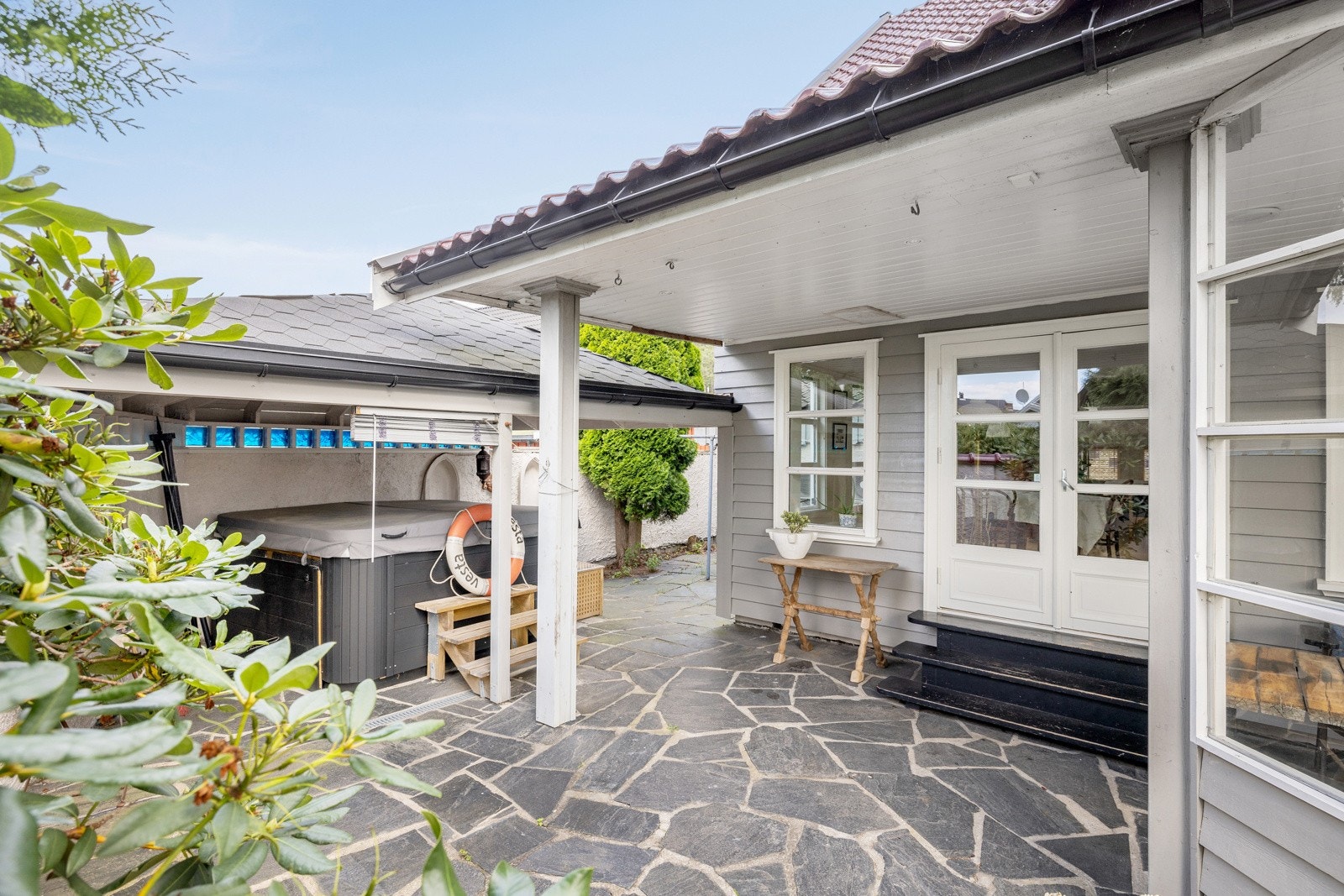 Jacuzzi med takoverbygg Galleribilde