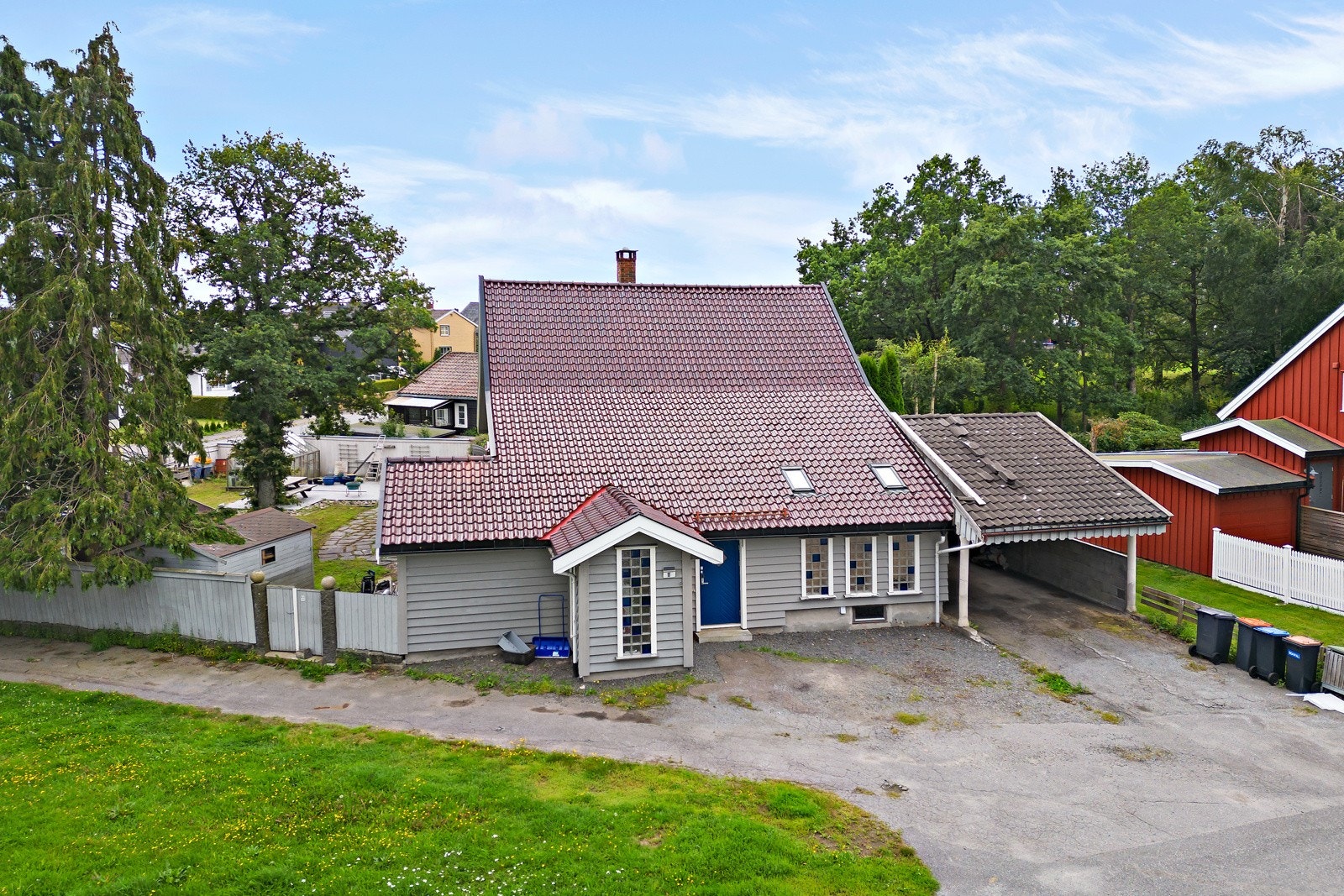 Det er plass til å parkere i carport og på fremsiden av huset Galleribilde