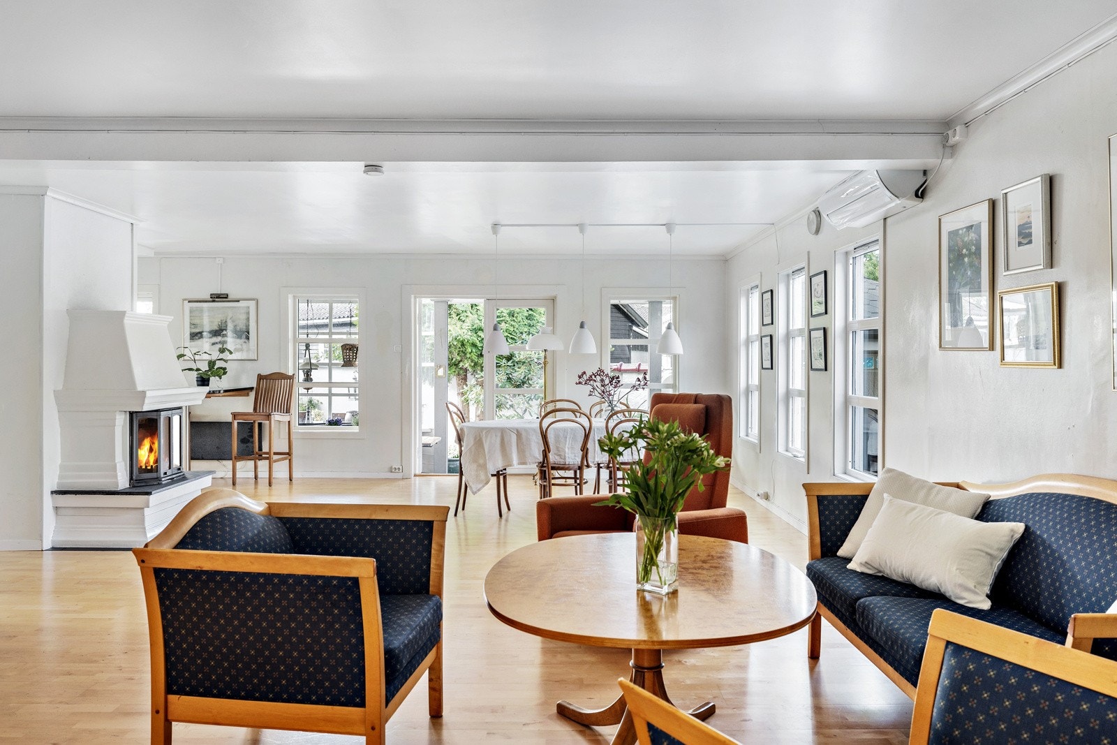 Det er god plass til både sofagruppe og spisebord Galleribilde