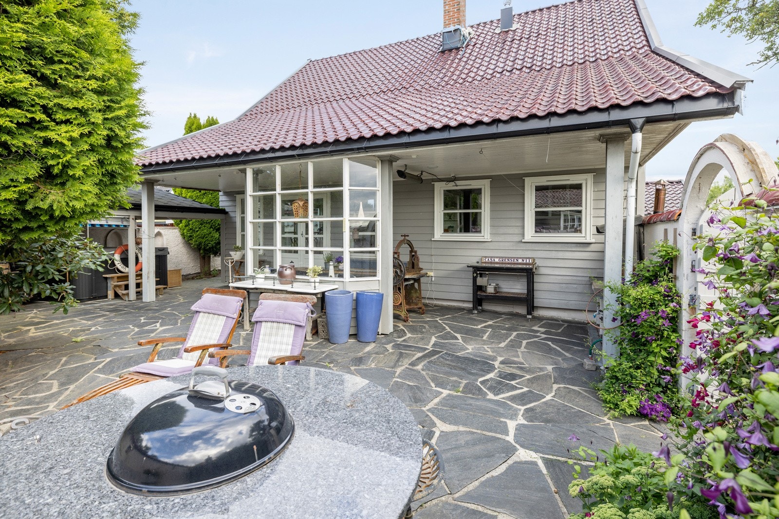 Utgang til overbygget sittegruppe med heller på bakken Galleribilde