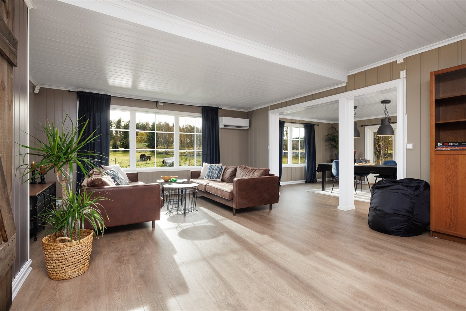 Lys, koselig stue med god plass til sofagruppe. Galleribilde