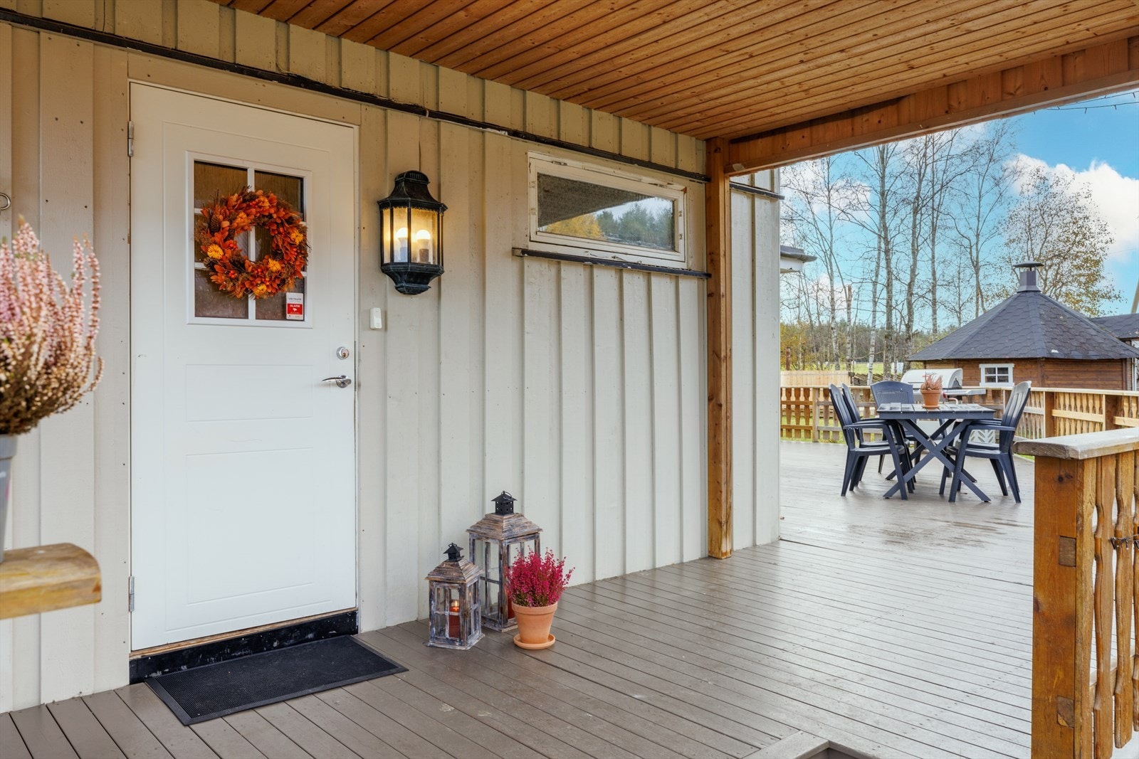 Inngangsparti med adkomst til stor, solrik terrasse. Galleribilde