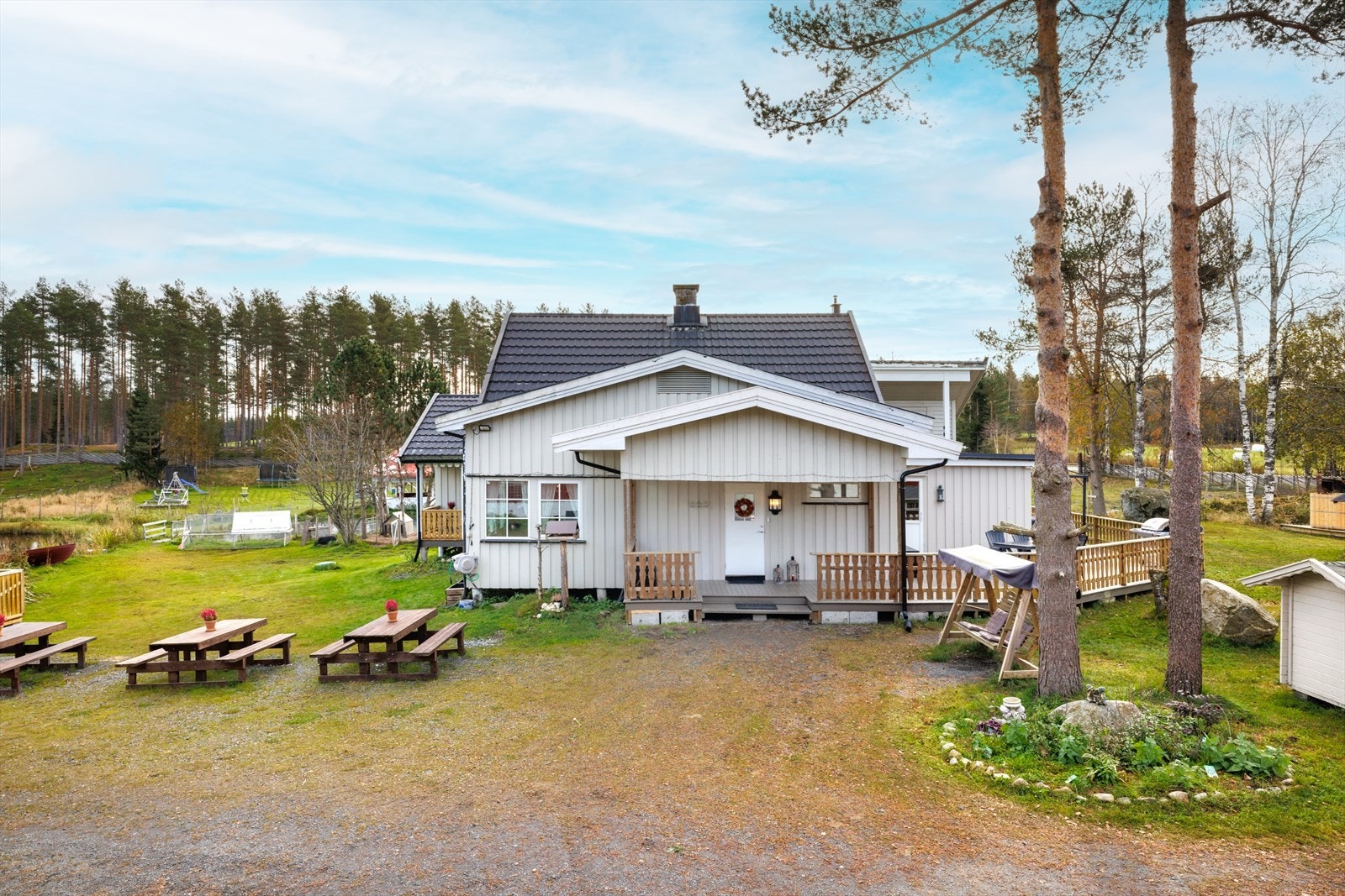 Gården har et pent opparbeidet tun, med benker, grillplasser, fiskedammer og annet. Galleribilde