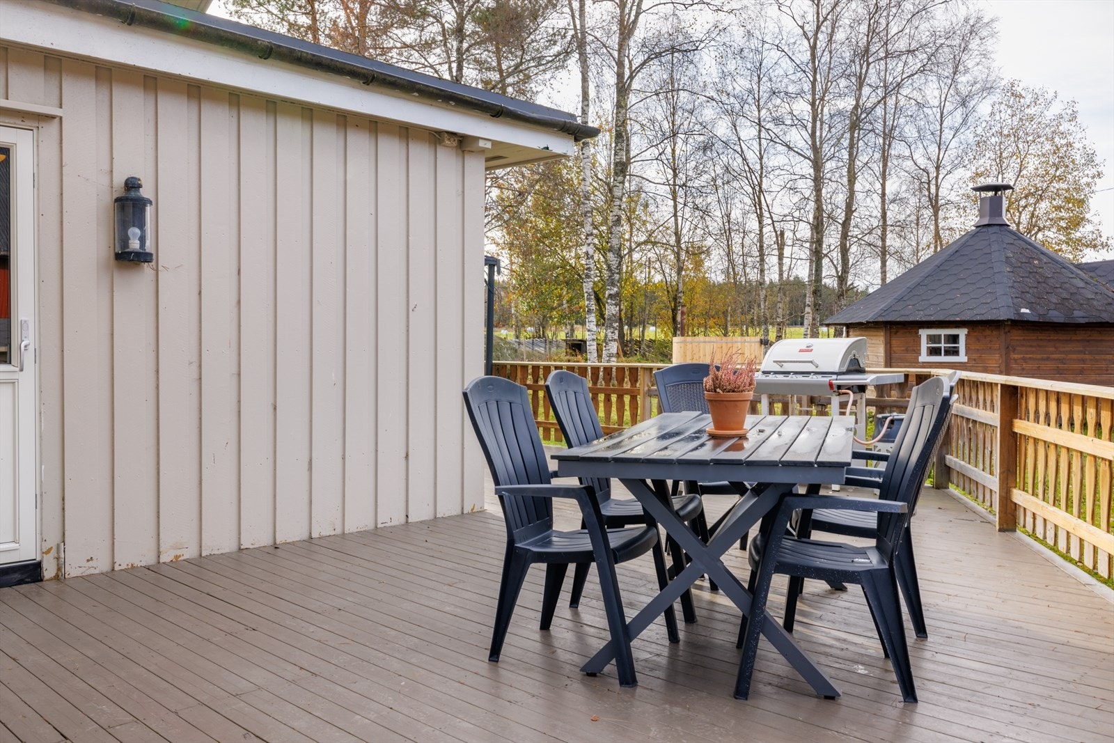 Romslig, solrik terrasse. Galleribilde